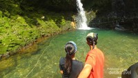 Mengabadikan moment bersama di Curug Goa Lumut