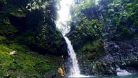 Curug Goa Lumut dengan air yang berwarna kehijauan.