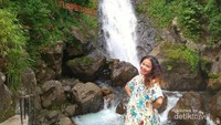 Berfoto dengan latar curug Panyatan