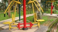 salah satu alat olahraga di dalam taman