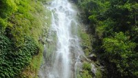 Lalu bertemu dengan curug kedua atau Curug Cimuncang