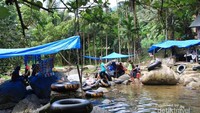 Persewaan ban bagi pengunjung air terjun