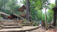 Warung-warung yang berada di dekat  sungai menjadi  tempat favorit pengunjung untuk menikmati kesejukan alam .