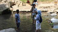 Menikmati sejuknya air yang mengalir.