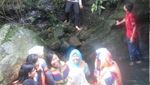 Yang Seru di Akhir Pekan, Body Rafting di Curug Naga
