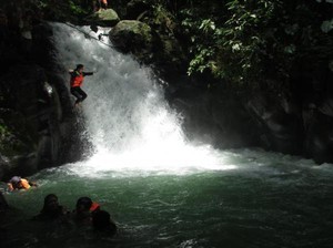 Yang Seru di Akhir Pekan, Body Rafting di Curug Naga