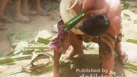 Perang pandan disaksikan oleh wisatawan lokal dan mancanegara.