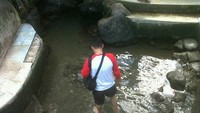 Mencoba hangatnya air panas (Afif/detikTravel)