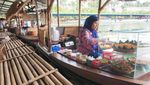 Yang Unik di Floating Market Lembang, Jajan Pakai Koin!