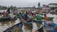 Suasana Pasar Terapung