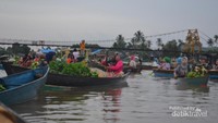 Suasana Pasar Terapung