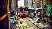 Sisi lain pasar yang berada di pinggir rel kereta api