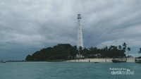 Keunikan pulau ini terletak pada mercusuarnya dan menjadi salah satu ikon pariwisata Belitung
