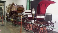 Kereta milik Keraton bisa kita lihat di Museum Kereta , di samping Keraton Jogyakarta