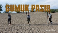 Berfoto dnegan tulisan Gumuk Pasir