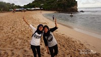 Dewi (baju putih) & Saya (Uni, baju abu2) Pantai Indrayanti.