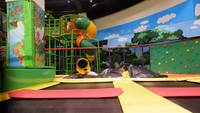 Area trampolin ini merupakan tempat favorit anak-anak. Mereka bebas