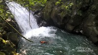 Menikmati kesegaran Curug Priuk sehabis cliff jumping
