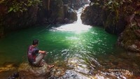 Berfoto sejenak selepas body rafting di bawah aliran Nurug Naga