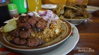 Nasi goreng kambing, disajikan bersama potongan daging kambing