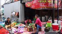 Tempat pengolahan bahan mentah berada tepat disamping dapur.