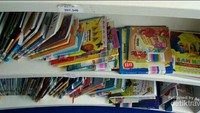 rak-rak buku yang rendah, ergonomis untuk anak-anak. Jangan lupa, taruh di meja pengembalian setelah membaca yaa agar tidak berantakan.