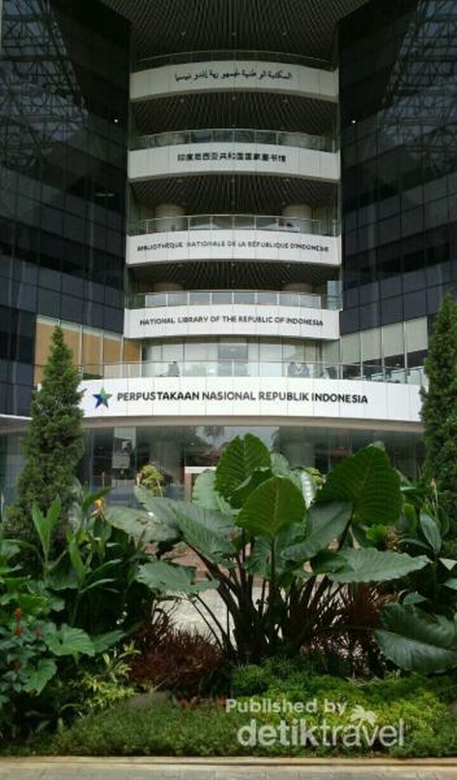 Pengunjung menikmati pertunjukan simulasi langit di dalam kubah Planetarium Jakarta yang telah direnovasi, menampilkan bintang-bintang dan galaksi di layar melengkung.