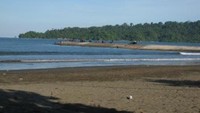 Pantai Teluk Penyu (Sumber: linatussophy.wordpress.com)