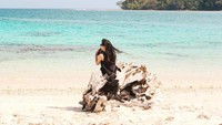 Pasir putih dengan gradasi biru laut, keindahan alam yang luar biasa.