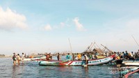 Para nelayan pulang sehabis melaut, membawa keranjangan ikan hasil tangkapan.