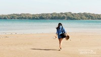 Jalan- jalan mengelilingi pantai dengan halusnya pasir putih.
