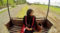 Keretanya terbuka dengan kursi yang menghadap ke depan. Kita bebas memilih duduk di mana saja