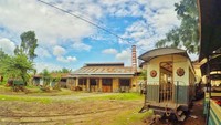 Bagian pabrik dan juga kereta wisata lain yang tidak terpakai