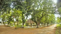 Kompleks bangunan dan kondisi jalan di area pabrik, sangat rindang dan luas
