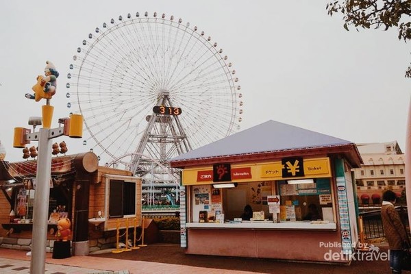 Cosmo Clock 21 Ferris Wheel. Cosmo Clock 21 adalah roda Ferris spektakuler yang terletak di dalam taman hiburan Cosmo World di Yokohama. Kita dapat menikmati pemandangan yang jauh lebih indah dari atas Ferris Wheel. Cosmo Clock 21 Ferris Wheel. Cosmo Clock 21 adalah roda Ferris spektakuler yang terletak di dalam taman hiburan Cosmo World di Yokohama. Kita dapat menikmati pemandangan yang jauh lebih indah dari atas Ferris Wheel.