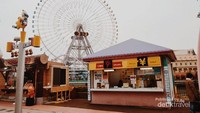 Cosmo Clock 21 Ferris Wheel. Cosmo Clock 21 adalah roda Ferris spektakuler yang terletak di dalam taman hiburan Cosmo World di Yokohama. Kita dapat menikmati pemandangan yang jauh lebih indah dari atas Ferris Wheel.