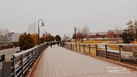Berjalan kaki menyusuri Yokohama, nggak akan melelahkan. Karena selama perjalanan kita akan menikmati banyak tempat dan taman yang indah yang kita lewati, serta sesekali melempar senyum dengan penduduk lokal yang sangat ramah.