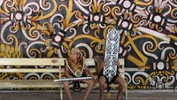 Anak-anak lelaki Dayak Kenyah sedang menunggu pertunjukan dimulai