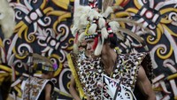 Penari lelaki Dayak Kenyah seakan siap untuk berperang