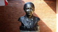 Patung wajah R.A.Kartini di depan Museum