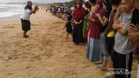 Barisan ke 1 pelepasan Tukik (pennyu).jpg