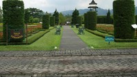 Taman Perancis. Gedung berwarna putih itu Menara Pandang :D