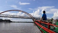 Wisata susur sungai dengan pemandangan Jembatan Kahayan
