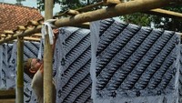 Proses penjemuran batik di sentra batik CIroyom