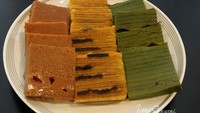 Kue 8 Jam (kiri) dan Kue Kojo Lapis (kanan).