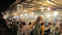 Suasana Djemaa el Fna di waktu malam