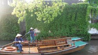 Ibu-ibu penarik perahu