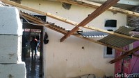 Diketahui, sebanyak 29 rumah di Desa Sidamukti, Kecamatan Sukaresmi, Pandeglang porak poranda disapu puting beliung.