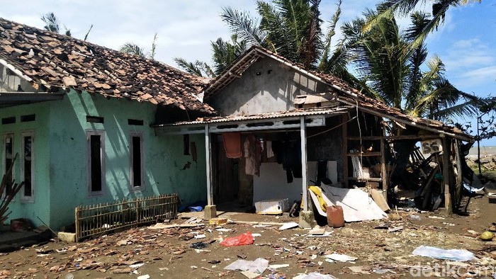 Sebanyak 29 rumah di Desa Sidamukti, Kecamatan Sukaresmi, Pandeglang, porak poranda disapu puting beliung. Berikut foto kerusakan rumah warga akibat bencana itu