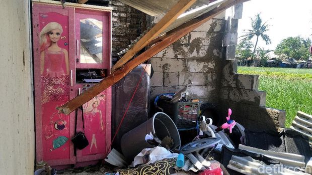 Sebanyak 29 rumah di Desa Sidamukti, Kecamatan Sukaresmi, Pandeglang, porak poranda disapu puting beliung. Berikut foto kerusakan rumah warga akibat bencana itu